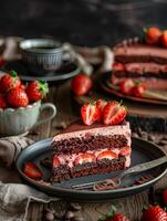 une tranche de fraise Chocolat gâteau sur le table photo