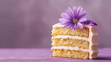 tranche de gâteau avec une violet fleur sur Haut contre une violet Contexte photo