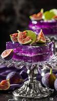 élégant violet velours gâteau avec figues et citron vert tranches photo