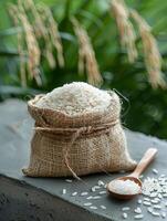 riz dans une jute sac et riz céréales sur une en bois cuillère photo