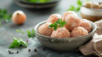 bol de brut poulet Boulettes de viande sur gris béton table photo