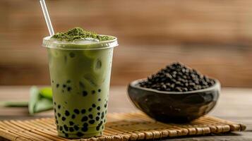 tasse de vert thé matcha Lait la glace boisson est mis sur le bambou tapis photo
