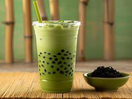 vert thé matcha Lait bulle boisson dans une Plastique tasse avec une paille photo