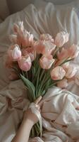 rose tulipe bouquet sur blanc lit feuilles dans une chambre photo