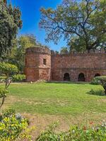 ancien forteresse mur près mausolée, sikandar lodi tombeau, Delhi. intact créneaux, arqué évidements, bastion. indo-islamique architecture. historique monument, citadelle, remparts. Mughal Empire photo