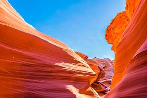 antilope canyon est une fascinant Naturel merveille, renommé à l'échelle mondiale pour ses écoulement rouge Roche formations, fabrication il un de le plus recherché les destinations pour la nature passionnés à travers photo