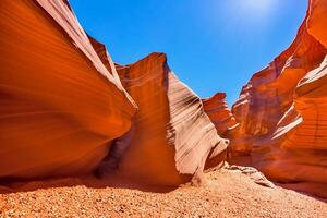 antilope canyon est une fascinant Naturel merveille, renommé à l'échelle mondiale pour ses écoulement rouge Roche formations, fabrication il un de le plus recherché les destinations pour la nature passionnés à travers photo