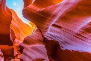 antilope canyon est une fascinant Naturel merveille, renommé à l'échelle mondiale pour ses écoulement rouge Roche formations, fabrication il un de le plus recherché les destinations pour la nature passionnés à travers le globe. photo