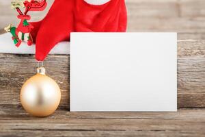 magnifique maquette blanc carte avec Noël ornements, une de fête toucher pour votre vacances salutations photo