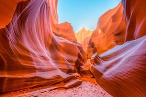 antilope canyon est une fascinant Naturel merveille, renommé à l'échelle mondiale pour ses écoulement rouge Roche formations, fabrication il un de le plus recherché les destinations pour la nature passionnés à travers photo