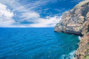 majestueux marines capturer le grandeur de magnifique falaises, la nature chef-d'oeuvre de côtier majesté et serein beauté déploiement dans Stupéfiant vues photo