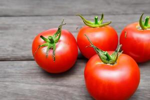 magnifique Frais tomate sur en bois Contexte une vibrant afficher de la nature prime, valoriser culinaire délices avec riches saveur et sain la bonté photo