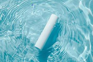 blanc tube flottant dans l'eau photo