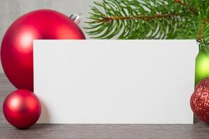 magnifique maquette blanc carte avec Noël ornements, une de fête toucher pour votre vacances salutations photo