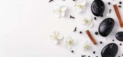 blanc table avec noir rochers et épices photo