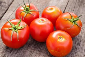 magnifique Frais tomate sur en bois Contexte une vibrant afficher de la nature prime, valoriser culinaire délices avec riches saveur et sain la bonté photo