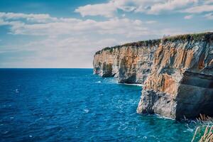 majestueux marines capturer le grandeur de magnifique falaises, la nature chef-d'oeuvre de côtier majesté et serein beauté déploiement dans Stupéfiant vues photo