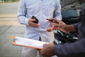 techniciens de un service centre inspecter et aider les clients voitures cette sont ayant problèmes tandis que en voyageant construire confiance dans les clients qui choisir acheter voiture de un service centre et recevoir Aidez-moi rapidement photo