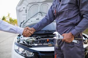 techniciens de un service centre inspecter et aider les clients voitures cette sont ayant problèmes tandis que en voyageant construire confiance dans les clients qui choisir acheter voiture de un service centre et recevoir Aidez-moi rapidement photo