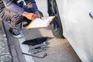 techniciens de un service centre inspecter et aider les clients voitures cette sont ayant problèmes tandis que en voyageant construire confiance dans les clients qui choisir acheter voiture de un service centre et recevoir Aidez-moi rapidement photo