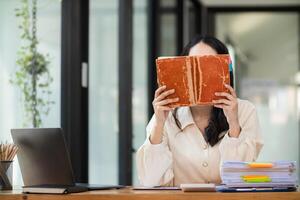 le Jeune femme tenue une Bible dans sa main et a essayé à apprendre et comprendre Dieu enseignements de le Bible elle détenu. concepts de croyance et le Puissance de Foi dans Dieu et enseignements de le Bible. photo