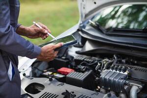 voiture un service centre mécanique sont vérification état voiture et moteur faire Bien sur elles ou ils sont prêt utilisation et dans parfait état selon centre garantie. périodique véhicule contrôles pour sécurité dans conduite. photo