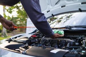 voiture un service centre mécanique sont vérification état voiture et moteur faire Bien sur elles ou ils sont prêt utilisation et dans parfait état selon centre garantie. périodique véhicule contrôles pour sécurité dans conduite. photo