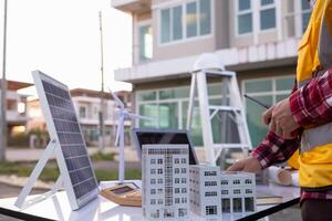 équipe de ingénieurs et designers a viens ensemble à conception un énergie économie Accueil ou vert énergie Accueil cette les usages Naturel énergie tel comme vent turbines et solaire cellules à produire électricité pour maison. photo