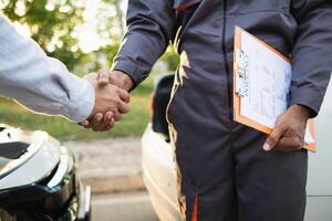 techniciens de un service centre inspecter et aider les clients voitures cette sont ayant problèmes tandis que en voyageant construire confiance dans les clients qui choisir acheter voiture de un service centre et recevoir Aidez-moi rapidement photo