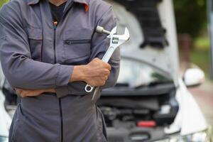 techniciens de un service centre inspecter et aider les clients voitures cette sont ayant problèmes tandis que en voyageant construire confiance dans les clients qui choisir acheter voiture de un service centre et recevoir Aidez-moi rapidement photo