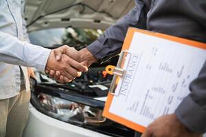 techniciens de un service centre inspecter et aider les clients voitures cette sont ayant problèmes tandis que en voyageant construire confiance dans les clients qui choisir acheter voiture de un service centre et recevoir Aidez-moi rapidement photo