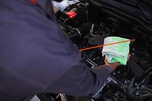 voiture un service centre mécanique sont vérification état voiture et moteur faire Bien sur elles ou ils sont prêt utilisation et dans parfait état selon centre garantie. périodique véhicule contrôles pour sécurité dans conduite. photo