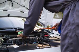 voiture un service centre mécanique sont vérification état voiture et moteur faire Bien sur elles ou ils sont prêt utilisation et dans parfait état selon centre garantie. périodique véhicule contrôles pour sécurité dans conduite. photo