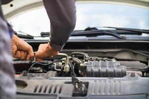 voiture un service centre mécanique sont vérification état voiture et moteur faire Bien sur elles ou ils sont prêt utilisation et dans parfait état selon centre garantie. périodique véhicule contrôles pour sécurité dans conduite. photo