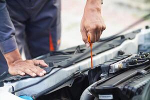 voiture un service centre mécanique sont vérification état voiture et moteur faire Bien sur elles ou ils sont prêt utilisation et dans parfait état selon centre garantie. périodique véhicule contrôles pour sécurité dans conduite. photo