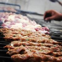 une kebab est une plat de légumes, Viande, ou Fruit de mer Couper dans pièces, en brochette, et cuit sur une gril. photo