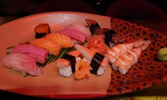 une assiette de Sushi avec différent les types de poisson photo