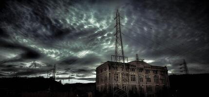 électricité usine avec abandonné depuis longtemps haute Tension câbles. foncé et noir réglage avec nuageux ciel photo