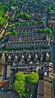 aérien vue de Résidentiel quartier avec Lignes de Maisons dans harroquer, Nord Yorkshire photo