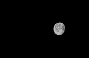 le lune isolé sur noir arrière-plan, espace pour texte. photo