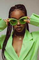 femme portant néon vert des lunettes de soleil et vert veste photo
