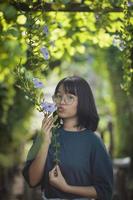 adolescent asiatique jouant dans un parc naturel verdoyant photo