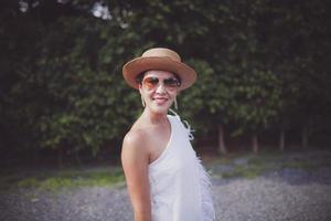 portrait de belle femme asiatique avec une belle robe debout en plein air photo