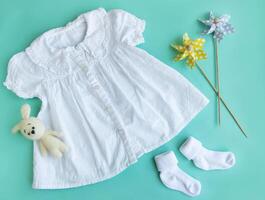 bébé robe pour peu fille, chaussures, tricoté jouet et accessoires. photo