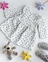 bébé robe pour peu fille, chaussures, tricoté jouet et accessoires. photo