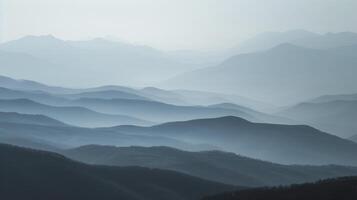 dans le distance le montagnes sont ly visible par le brouillard donnant une sens de profondeur et immensité à le paysage photo