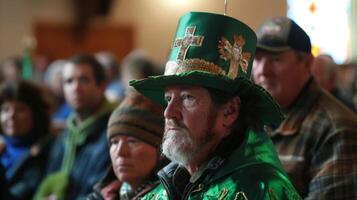 certains gens assister église prestations de service à honneur st. patrick qui est connu pour le sien missionnaire travail dans Irlande photo