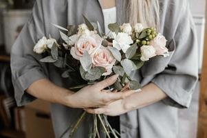 femme fleuriste faisant un bel arrangement floral
