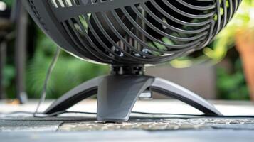 le pieds de le ventilateur fournir la stabilité et empêcher il de glissement ou chute photo