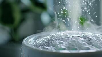 le brouillard buse de une humidificateur avec gouttelettes de l'eau persistant sur le bords après étant tourné de photo